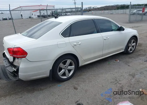 2013 Volkswagen Passat 2.5L Se z USA, uszkodzony, nr VIN 1VWBP7A33DC119989